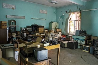 La antigua sala del control telefónico, donde se guardan todos los objetos que se encontraron en la Casa de las Hojas, sede de los servicios secretos albaneses.