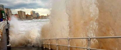 Una ola gigante en la playa de San Lorenzo de Gijón.