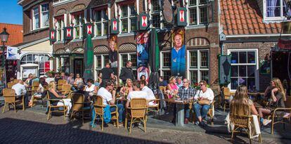 Animada terraza de un bar de la ciudad de Volendam, el 5 de junio.