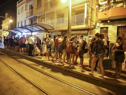 Usuarios de Metrovalencia en la pasada Noche de San Juan.