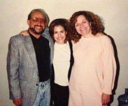 La actriz junto a sus padres: Angelo Bertolotti y Sharon Murphy. El propio Angelo facilitó esta imagen a Bryn Hammond, autor de 'A Case For Murder: Brittany Murphy Files'.