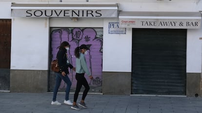 Tiendas cerradas en el centro de Sevilla, este jueves.