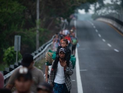 Un grupo de migrantes camina sobre una carretera en Chiapas, el pasado 24 de abril.