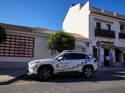 Un coche de la Policia Local de Albolote, aparcado este martes frente a la comisaría del municipio.