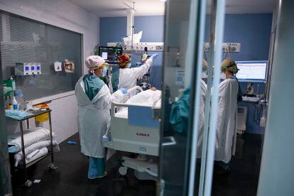 Sanitarios atendiendo a un paciente de covid en la UCI del Hospital del Mar, en Barcelona.