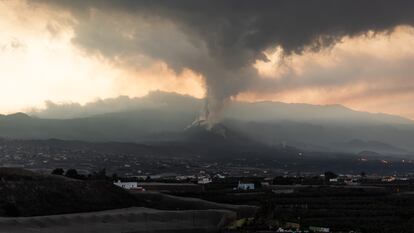 Erupción del volcán de Cumbre Vieja junto a la localidad de los Llanos de Aridane, este martes.