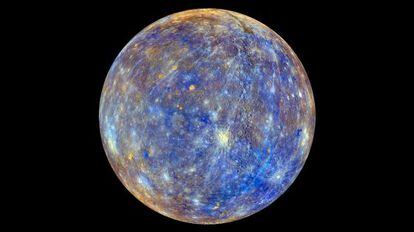 El planeta Mercurio visto por la sonda espacial &lsquo;Messenger&lsquo; con coloraciones que destacan la composici&oacute;n qu&iacute;mica, los minerales presentes y los rasgos f&iacute;sicos en la superficie.
 
 