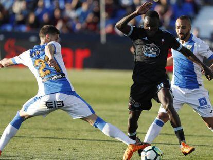 Pione Sisto disputa el balón a Rubén Pérez y a El Zhar. 