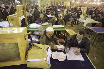 Recuento de votos de las elecciones legislativas en El-Kalubia, a las afueras de El Cairo.