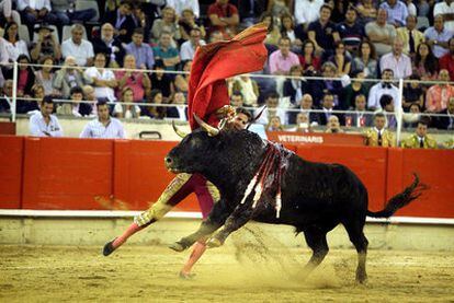 El diestro Serafín Marín acaba con la vida de <i>Dudalegre</i>, último toro que muere en la Monumental de Barcelona.
