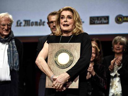 Catherine Deneuve recibe el premio Lumiere, en Lyon.
