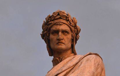 Estatua de Dante Alighieri en Florencia.