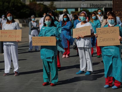 Un grupo de enfermeras se manifiesta en el exterior del hospital de La Paz en Madrid, en octubre de 2020.