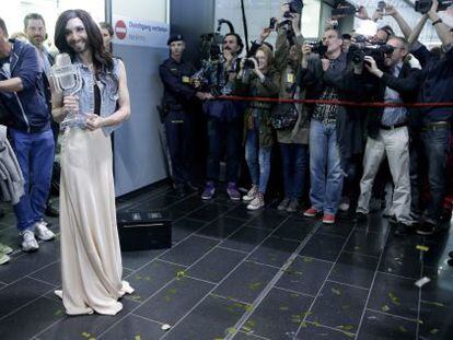 Conchita Wurst, a su llegada a Viena tras ganar Eurovisi&oacute;n.