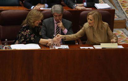 Cifuentes, con Ángel Garrido y Engracia Hidalgo en la Asamblea este jueves.
