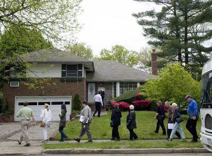 Potenciales compradores visitan una casa embargada en Westbury, Nueva York.