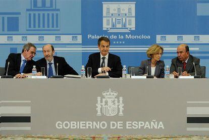 Alierta (Telefónica), el vicepresidente primero Pérez Rubalcaba, Rodríguez Zapatero, la vicepresidenta económica  Salgado y Botín (Santander), en la reunión de La Moncloa.