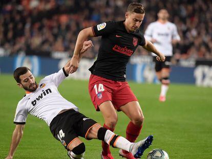 Gayà trata de robarle el balón a Llorente.