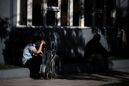 Un familiar de un paciente espera afuera de un hospital en Buenos Aires el 29 de abril de 2021.