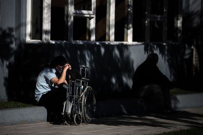 Un familiar de un paciente aguarda a las afueras de un hospital en Buenos Aires, el 29 de abril de 2021. 