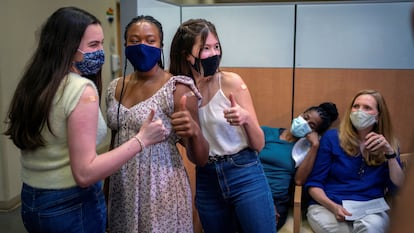 Tres adolescentes son fotografiadas tras recibir la primera dosis de la vacuna Pfizer, en Nueva Orleans (EE UU), el 13 de mayo.