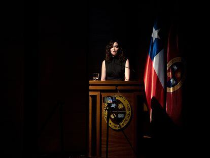 La presidenta de la Comunidad de Madrid, Isabel Díaz Ayuso, ofrece un discurso durante su visita este lunes a la Universidad de Los Andes, en la comuna de Las Condés, en Santiago (Chile).