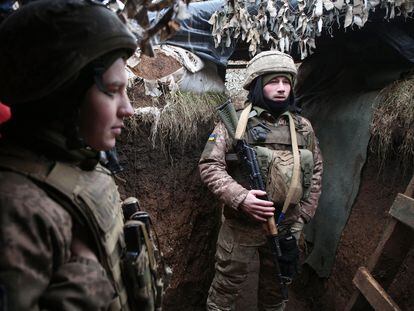 Soldados de Ucrania, en una trinchera en la región de Donetsk el día 18.