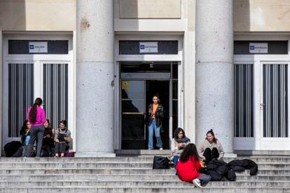 Estudiantes en la Universidad Complutense de Madrid, el pasado febrero.