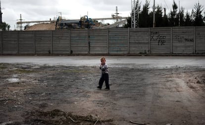 niño camina por un barrio periférico de Argentina Unicef