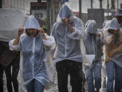 Turistes sota la pluja a Barcelona, el mes passat.