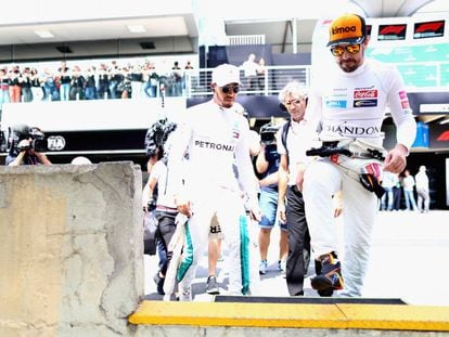 Hamilton y Alonso, antes de la prueba de este domingo en Interlagos.