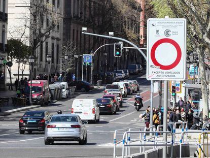 Coches en la calle de Atocha en 2019, durante el primer día laborable con multas en Madrid Central.