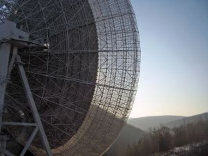 El radiotelescopio Effelsberg, en Alemania, utilizado en la investigación del púlsar PSR J1745-2900 junto al agujero negro del centro de la Vía Láctea.
