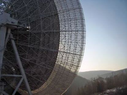 El radiotelescopio Effelsberg, en Alemania, utilizado en la investigaci&oacute;n del p&uacute;lsar PSR J1745-2900 junto al agujero negro del centro de la V&iacute;a L&aacute;ctea. 
 
 