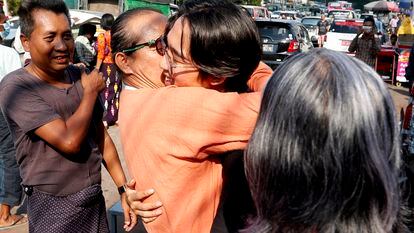 Htin Lin Oo (segundo por la izquierda), escritor y miembro La Liga Nacional para la Democracia, el partido de Aung San Suu Kyi , abraza a su hijo tras ser liberado de la prisión de Insein en Yangón, Myanmar, después de que la junta militar que controla el país haya decidido este miércoles liberar a más de 7.000 presos.