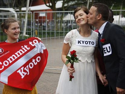 Unos falsos novios representan en Durban el compromiso de la UE con Kioto.