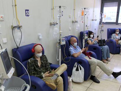 Cuatro pacientes en una sesión de quimioterapia en el hospital de día de oncología de La Paz, el pasado 15 de junio.