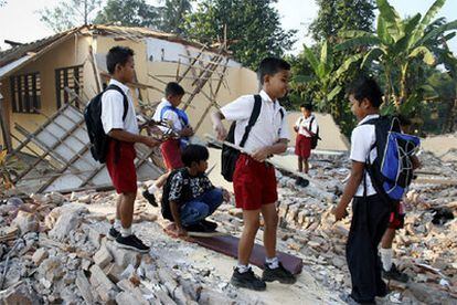 Unos niños juegan sobre los restos de su escuela, destruida en el terremoto que dejó más de 5.700 muertos en Java, en mayo pasado.