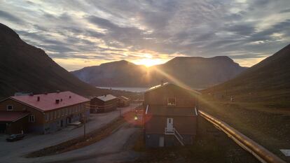 Longyearbyen, situada en el paralelo 78° norte, es el pueblo más al norte del mundo.