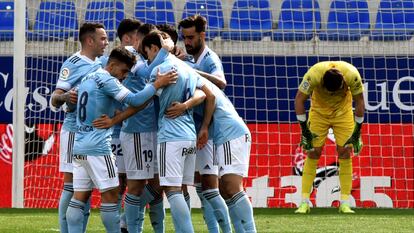 Los jugadores del Celta celebran uno de sus goles este domingo ante el Huesca en El Alcoraz.