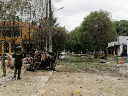 Fotografía de archivo personal cedida hoy, que muestra los daños dejados por la explosión de un coche bomba antes de la medianoche del miércoles en un sector comercial, al lado de la Fundación de Derechos Humanos Joel Sierra en Saravena (Colombia).