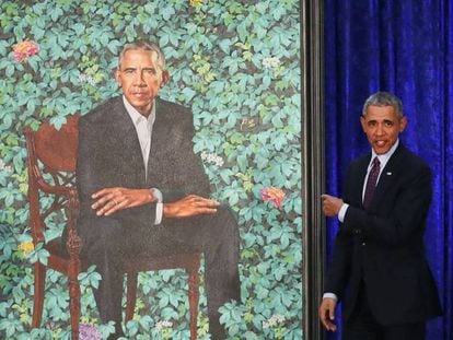 Barack Obama junto a su retrato, presentado este lunes.