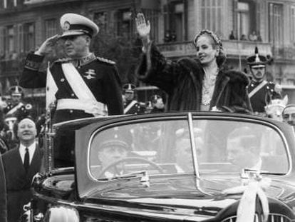 Juan Domingo Perón, presidente argentino, y su esposa Eva Duarte saludan desde un vehículo descubierto, durante un acto en Buenos Aires (Argentina). 