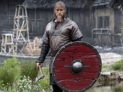 Travis Fimmel, protagonista de 'Vikingos', en una imagen promocional de la serie.