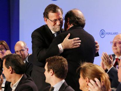 Mariano Rajoy se abraza a Juan Vicente Herrera.