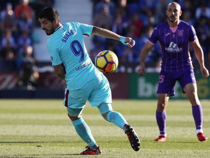 Suárez intercepta un balón ante Amrabat.