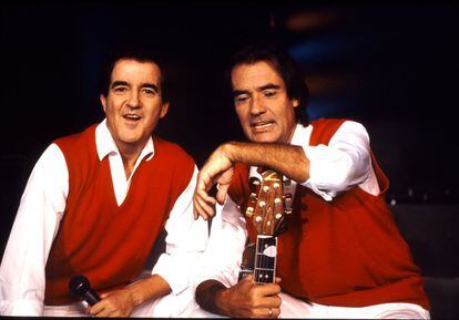 Manuel de la Calva y Ramón Arcusa, el Duo Dinámico, durante un descanso en la grabación de un programa de RTVE, 1992.