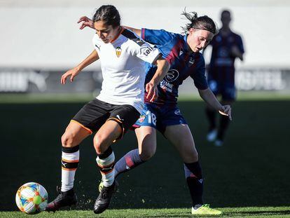 La jugadora del Levante Eva Navarro (derecha) le disputa al balón a la delantera del Valencia Mónica Flores en un partido de la Liga Iberdrola.