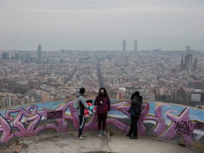 Tres personas en uno de los espacios de las antiguas baterías antiaéreas del Turó de la Rovira.