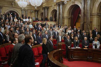 Minut de silenci en commemoració de les víctimes de l'atemptat de Tunis, al Parlament de Catalunya.